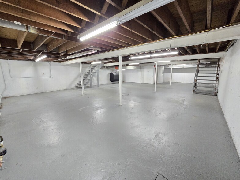 More Photos Of 54 Lawrence St, Hartford Freestanding For Sale