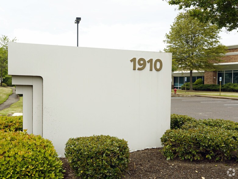 More Photos Of 1910 Nonconnah Blvd, Memphis Office For Lease