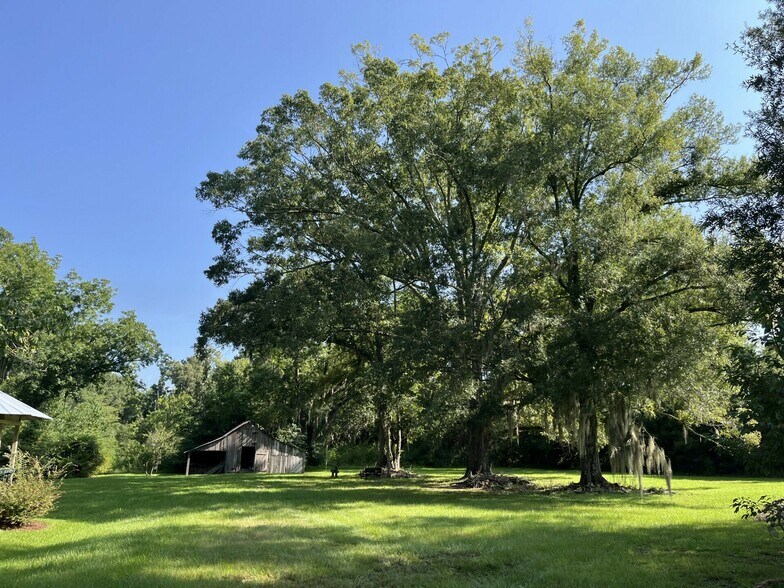 More Photos Of 1862 LA-22, Madisonville Specialty For Sale