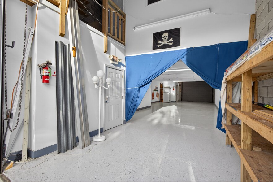 More Photos Of 3097-3117 SE Gran Park Way, Stuart Light Manufacturing For Sale