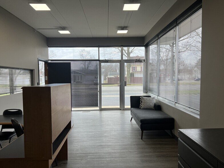 More Photos Of 103 E 3rd St, Aroma Park Office For Sale