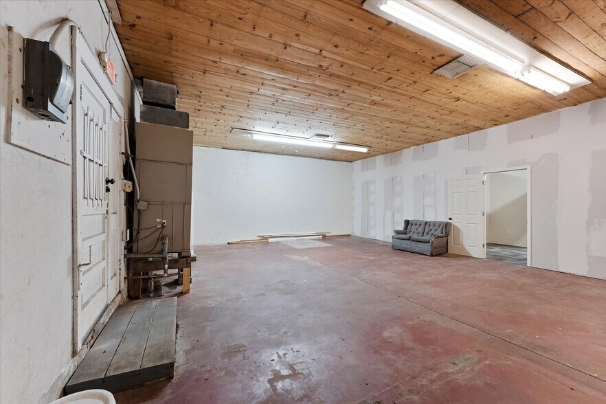 More Photos Of 313 E Main St, Humble Storefront Retail Office For Lease