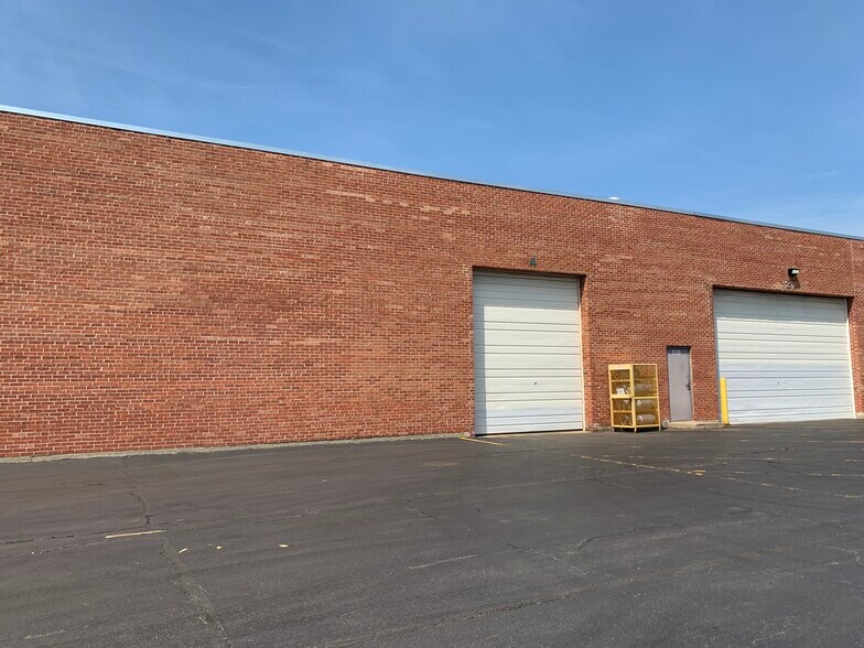 More Photos Of 514-532 S Hicks Rd, Palatine Warehouse For Lease