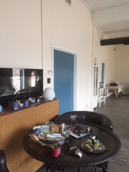 More Photos Of 5805-5809 Merriam Dr, Merriam Showroom For Lease