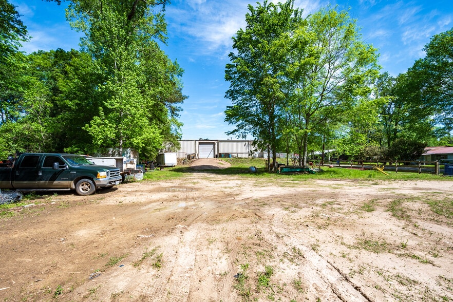 More Photos Of 910 E Church St, Livingston Service For Sale