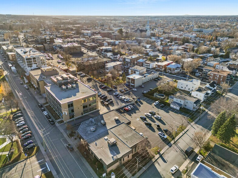 More Photos Of 84 Rue Court, Granby Medical For Sale