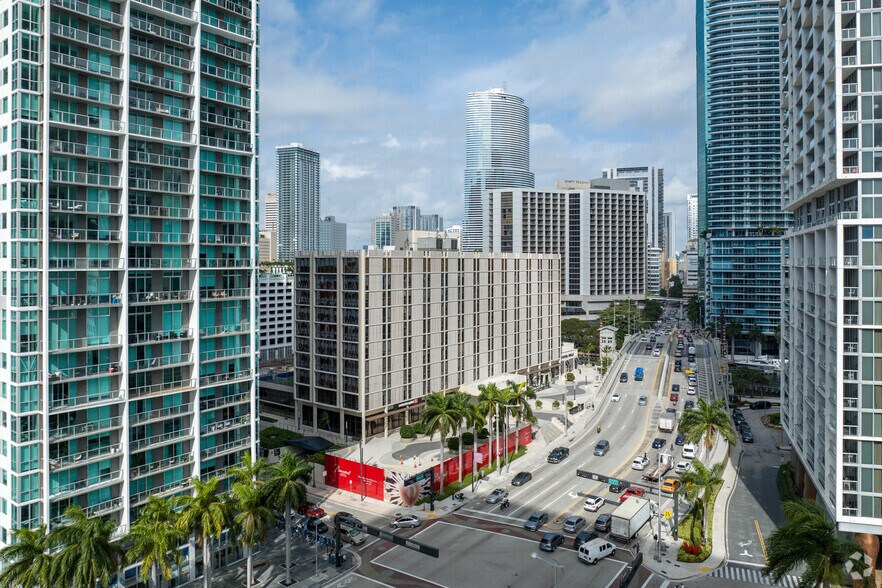 More Photos Of 444 Brickell Ave, Miami Office For Lease