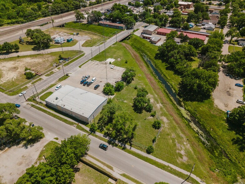 More Photos Of 2555 N Market St, Wichita Auto Repair For Sale