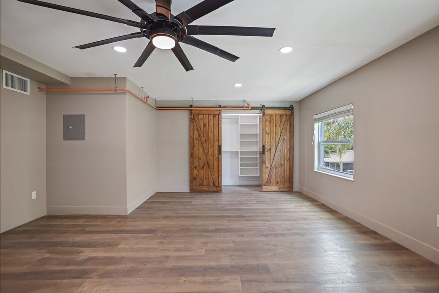 More Photos Of 10830 Navajo Dr, Saint Petersburg Showroom For Sale