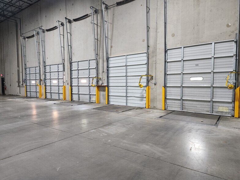 More Photos Of 450 Horizon Dr, Suwanee Warehouse For Lease