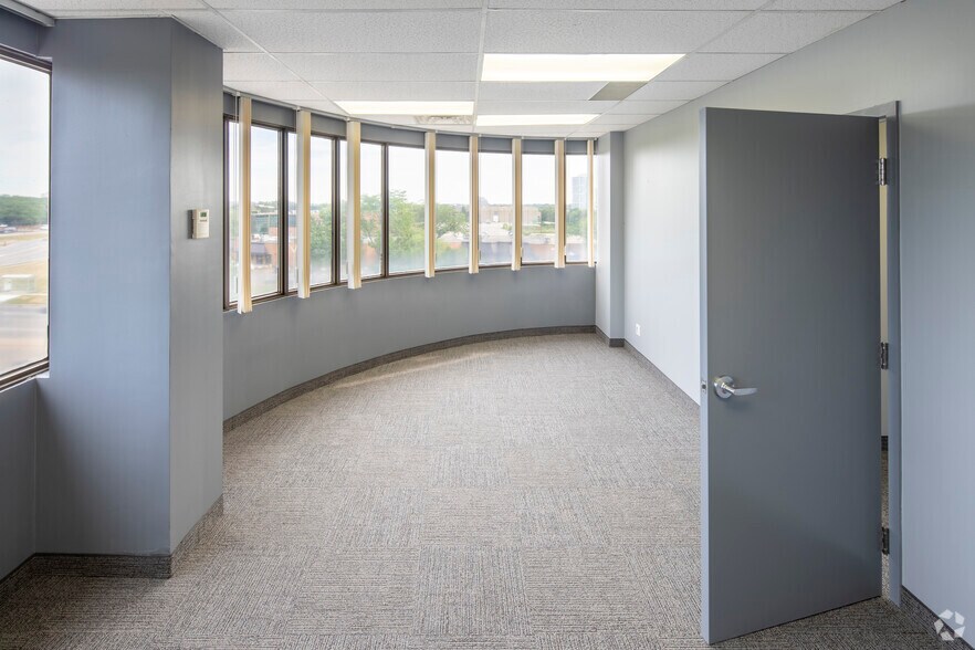 More Photos Of 700 Dorval Dr, Oakville Unknown For Lease