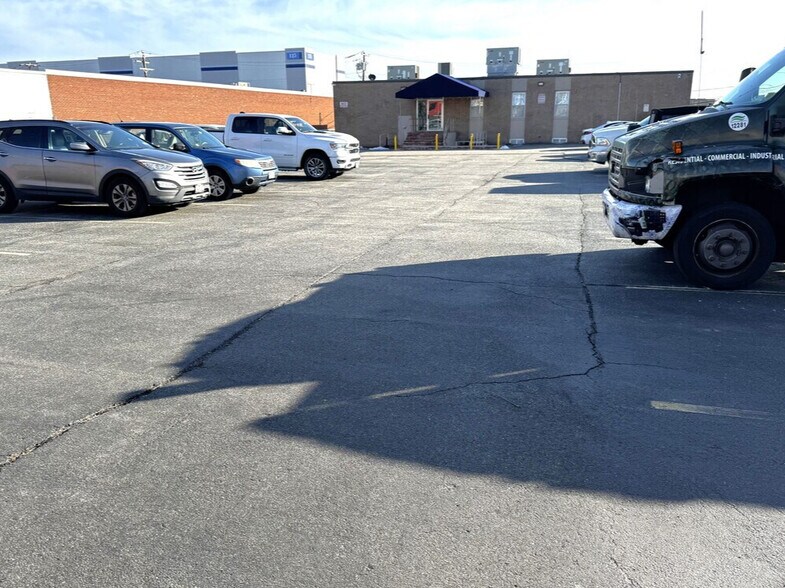 More Photos Of 40 Commerce Pl, Hicksville Office For Lease