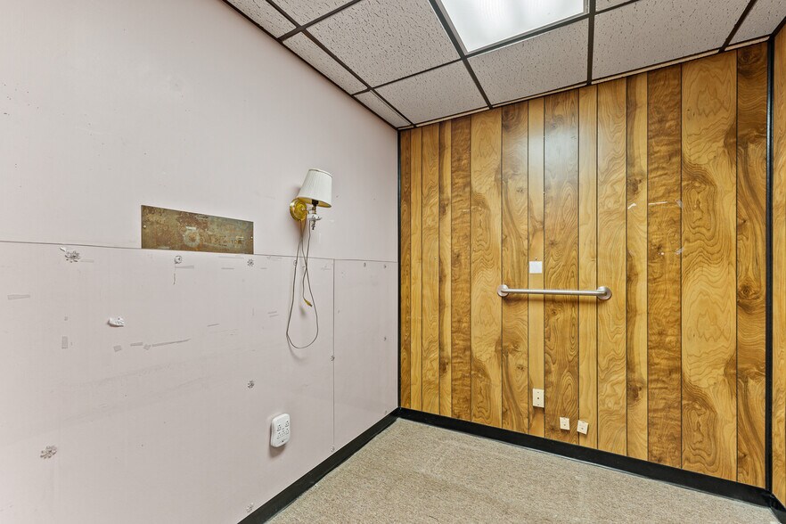 More Photos Of 1302-1306 4th Ave, Huntington Medical For Sale