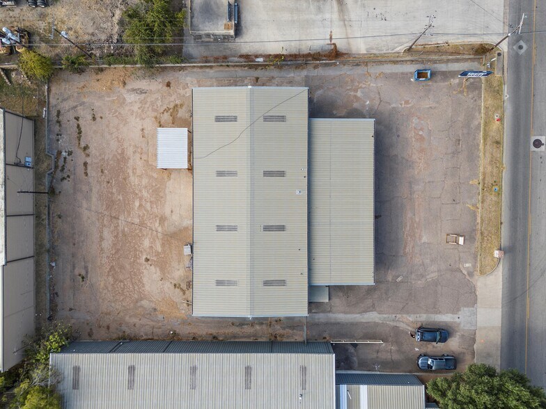 More Photos Of 6908 Old Mcgregor Rd, Woodway Light Distribution For Lease