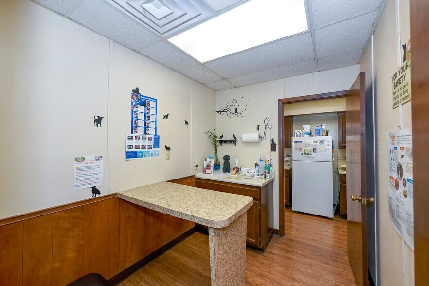 More Photos Of 13039 Nacogdoches Rd, San Antonio Veterinarian Kennel For Sale