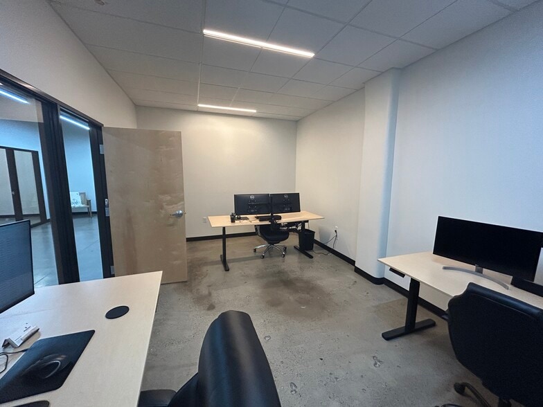 More Photos Of 5615 S Hood Ave, Portland Office For Sale
