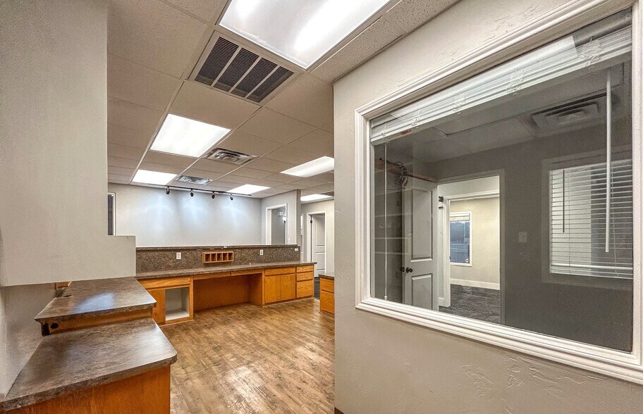 More Photos Of 638 Londonderry Ln, Denton Medical For Lease