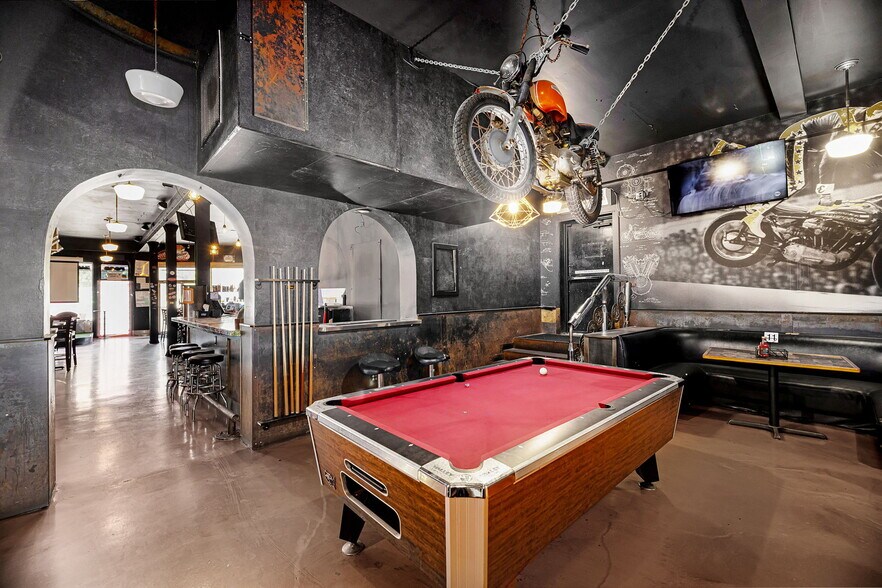 More Photos Of 5050 Broadway, Alamo Heights Restaurant For Sale