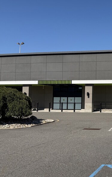 More Photos Of 34 E Ridgewood Ave, Paramus Department Store For Lease
