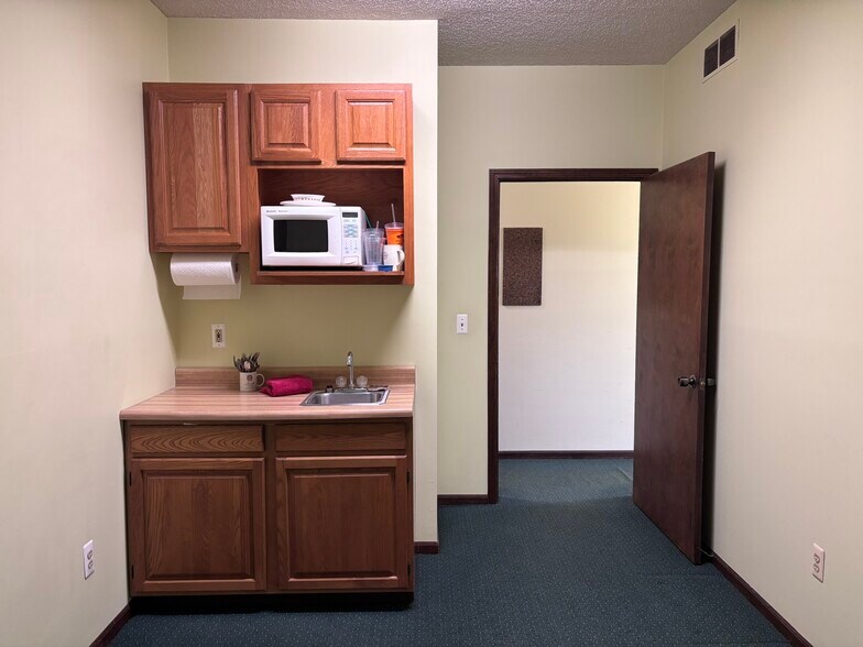 More Photos Of 814 S Main St, Lapeer Freestanding For Lease
