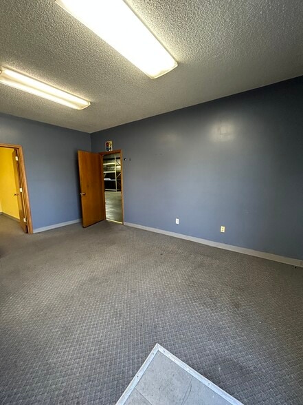 More Photos Of 1117 Valley Ridge Ct, Grain Valley Flex For Lease