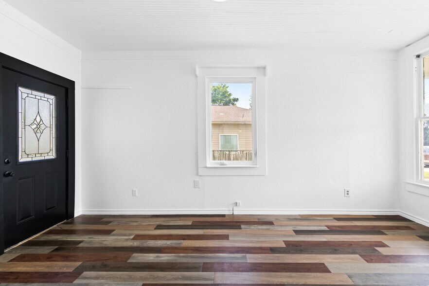 More Photos Of 327 S Robb St, Trinity Specialty For Lease