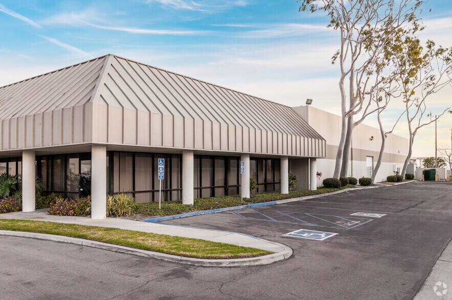 More Photos Of 1560-1580 S Harris Ct, Anaheim Manufacturing For Lease
