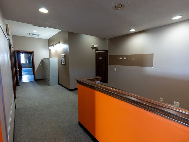 More Photos Of 1706 S Galvin Rd, Bellevue Showroom For Sale