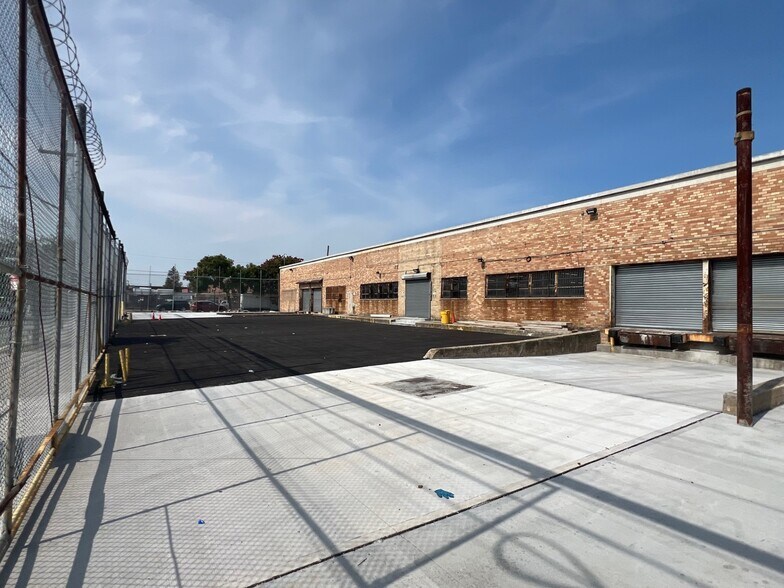 More Photos Of 625 Wortman Ave, Brooklyn Distribution For Sale