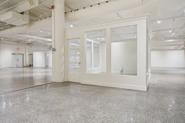 More Photos Of 4360 Ch de la Côte-de-Liesse, Mt Royal Showroom For Sale