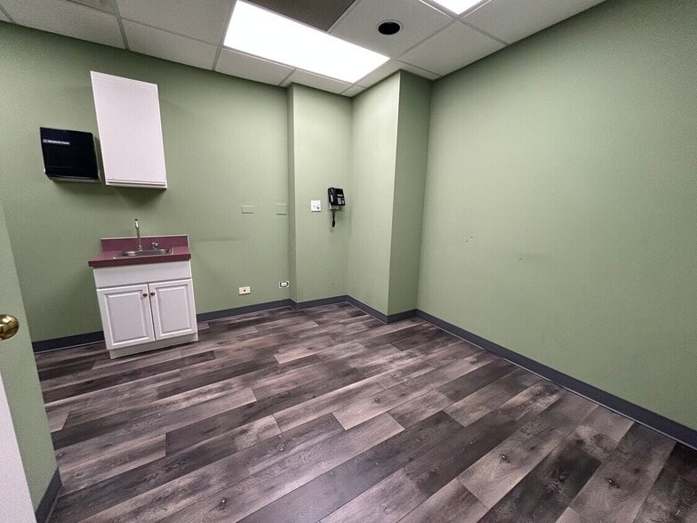 More Photos Of 3612 Lake Ave, Wilmette Medical For Lease