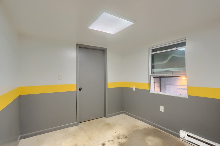 More Photos Of 98 Sproul St, McKees Rocks Truck Terminal For Sale