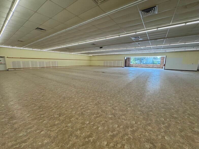 More Photos Of 109 E Clark St, La Plata Freestanding For Lease
