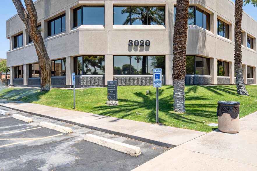 More Photos Of 3020 E Camelback Rd, Phoenix Office For Lease