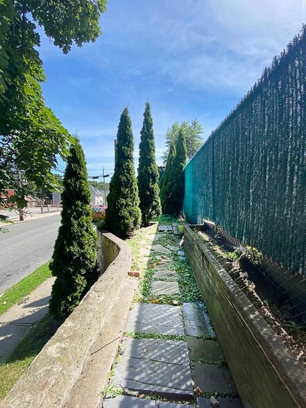 More Photos Of 403 E 3rd St, Mount Vernon Funeral Home For Sale