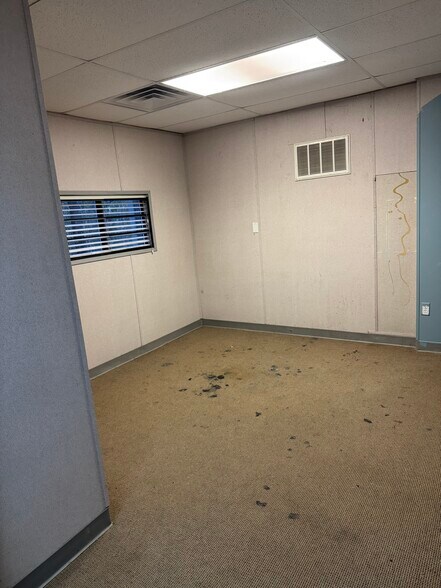 More Photos Of 10543 Hwy 87, Adkins Office For Lease