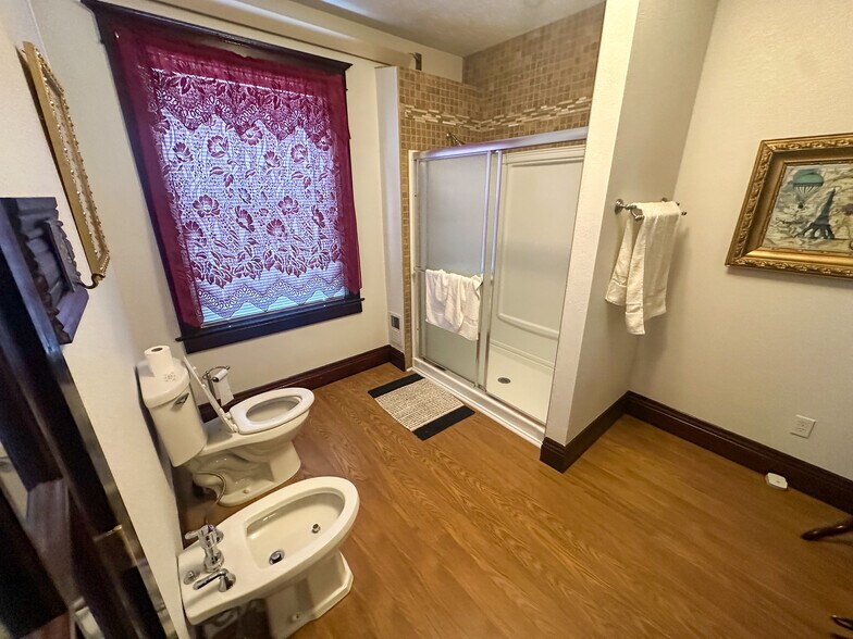 More Photos Of 211 W Kansas St, Crofton Hotel For Sale