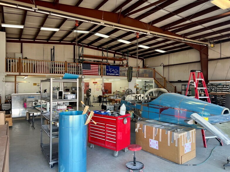 More Photos Of 90331 Boeing Dr, Eugene Airplane Hangar For Lease