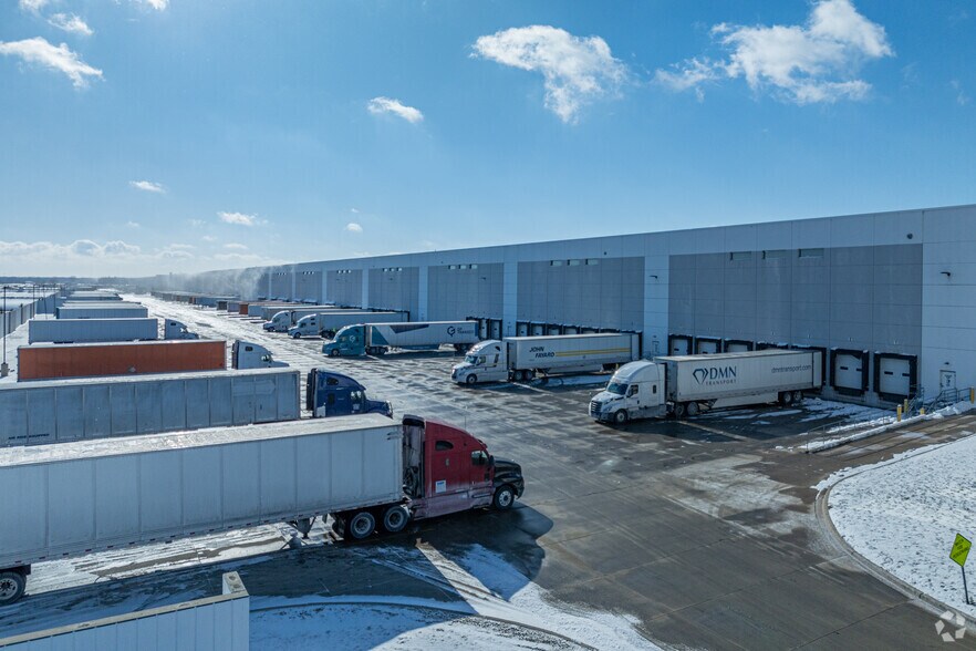 More Photos Of 29700 S Graaskamp Blvd, Wilmington Distribution For Lease