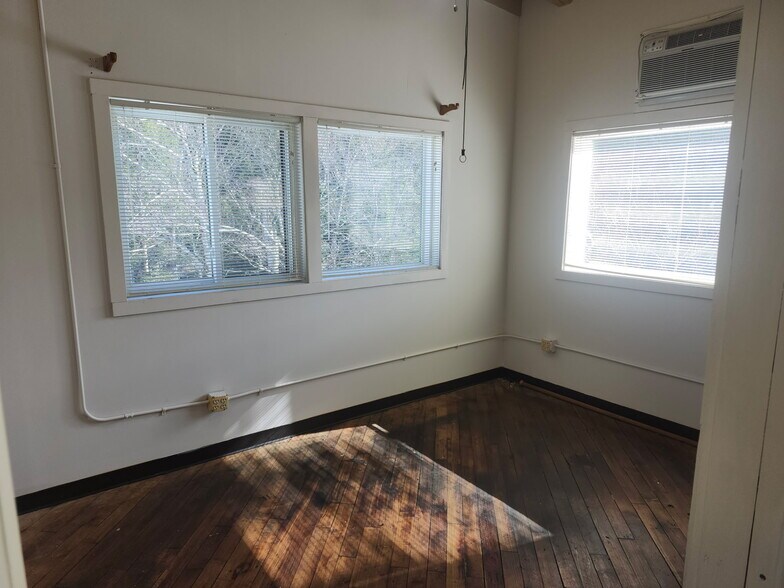 More Photos Of 1548 Burden Lake Rd, Averill Park Warehouse For Lease