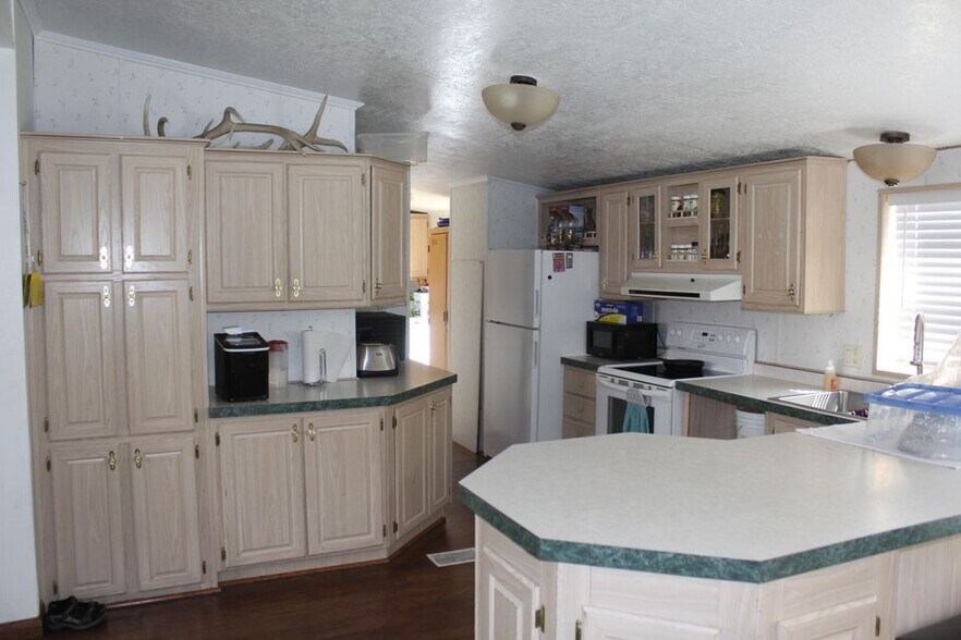 More Photos Of 339 S Highway 89, Circleville Hotel For Sale