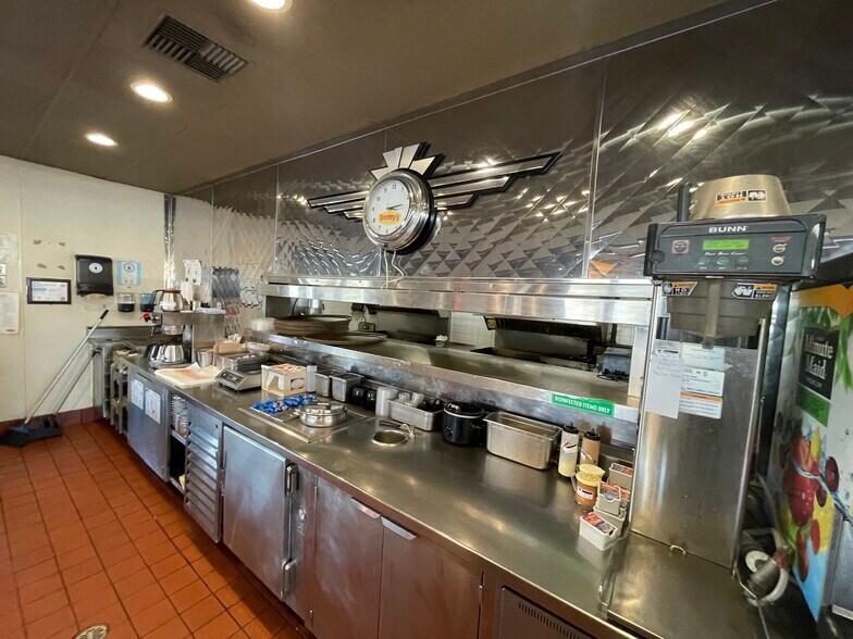 More Photos Of 6887 E Front St, Kansas City Fast Food For Lease