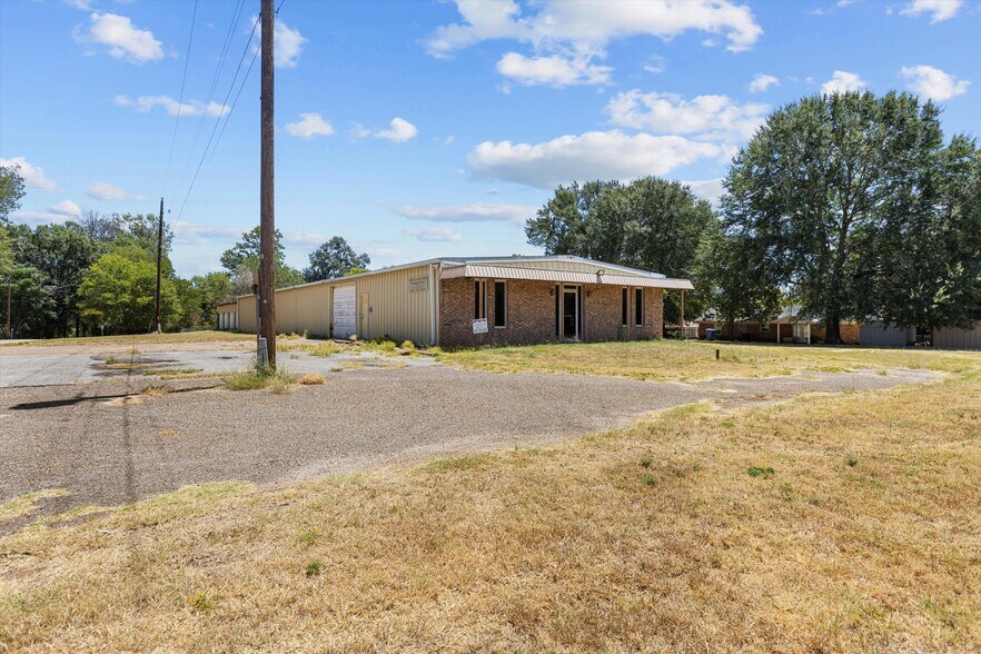 More Photos Of 600 Turner Dr, Palestine Warehouse For Sale