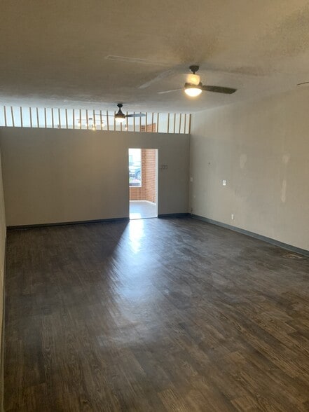 More Photos Of 8000-8004 Blue Ash Rd, Cincinnati Storefront For Sale