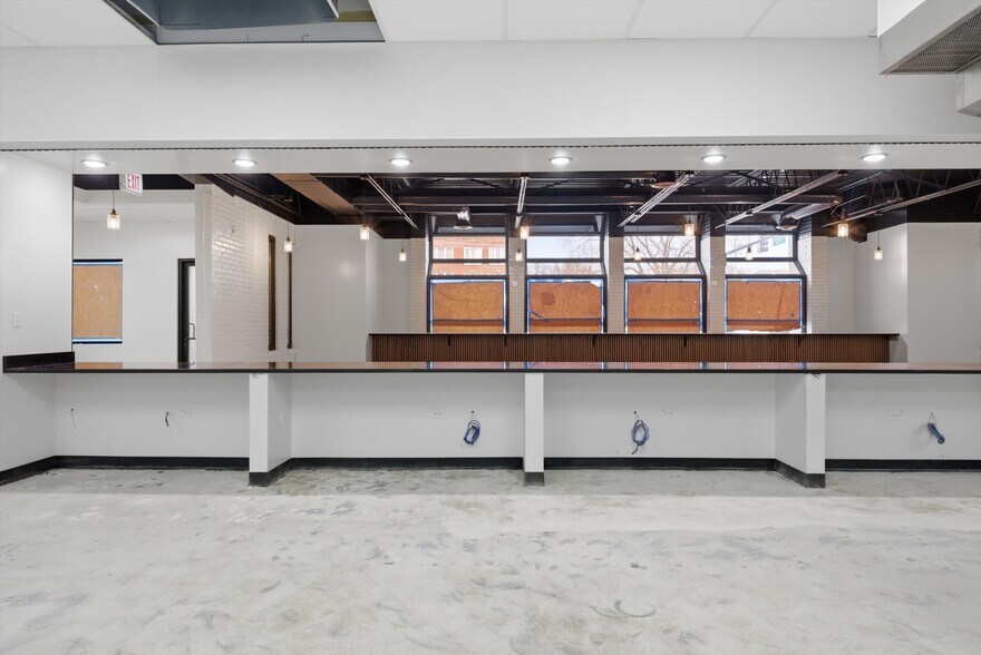More Photos Of 2201 W Howard St, Chicago Restaurant For Lease