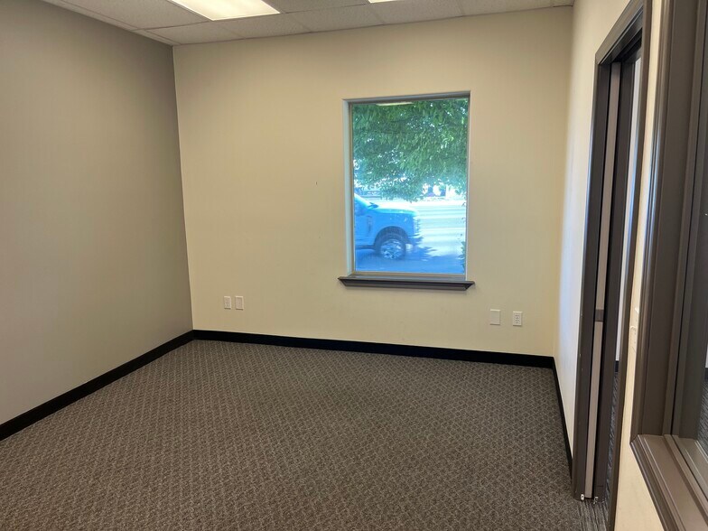 More Photos Of 8601 W Clearwater Ave, Kennewick Office For Sale