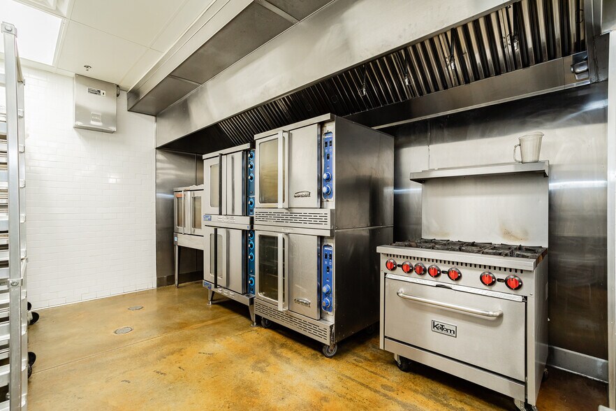 More Photos Of 670 S Green Valley Pky, Henderson Storefront Retail Office For Sale