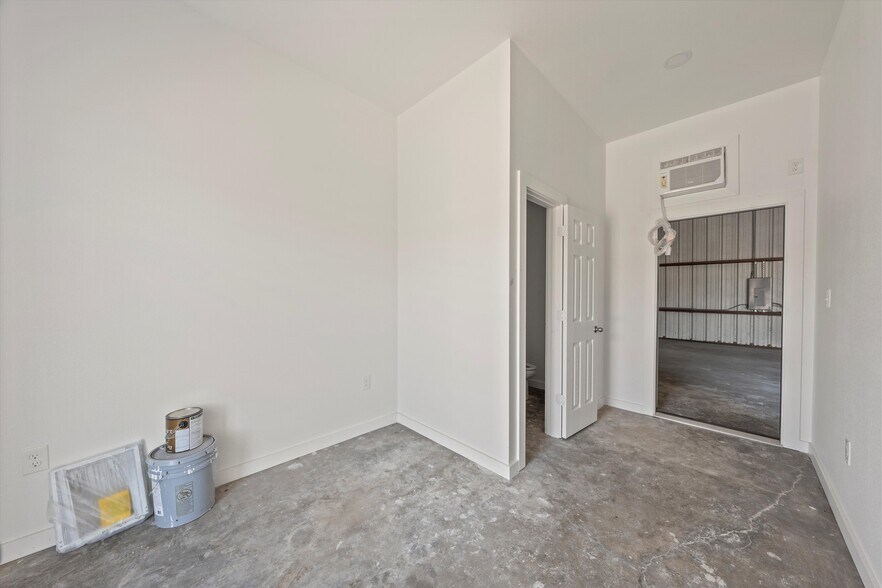 More Photos Of 125 N 1st St, Hewitt Self Storage For Lease