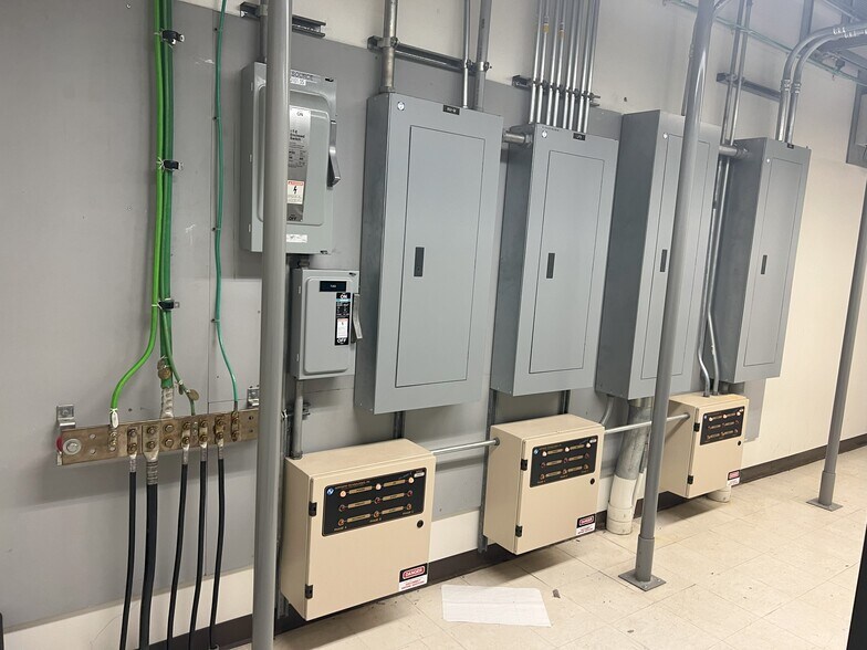 More Photos Of 10740 Aurora Ave, Urbandale Industrial For Sale