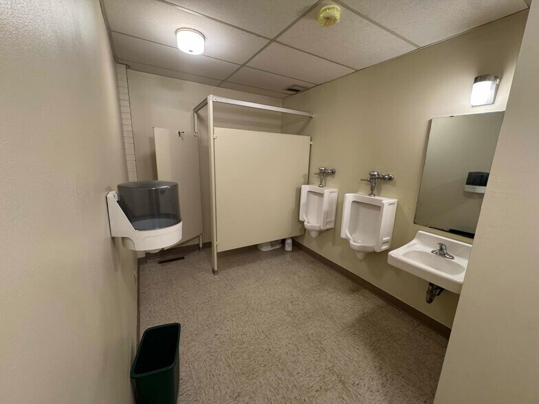 More Photos Of 1810 E Broadway Ave, Enid Flex For Sale